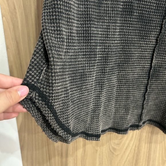 Zenana Washed Baby Waffle Reverse Seam Long Sleeve Tee ash black Small Medium - Picture 4 of 8